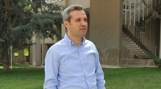 Direksiyon başında kalp krizi geçiren öğretim görevlisi hayatını kaybetti