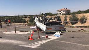 Lastiği patlayan pikap bariyerlere çarptı: 1 ölü, 2 yaralı