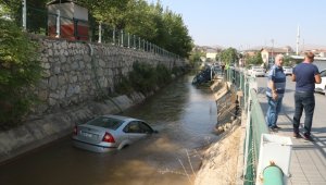 Önce kafa kafaya çarpıştılar, sonra kanala uçtular