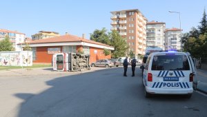 Otomobil ile çarpışan ambulans yan yattı: 4 yaralı