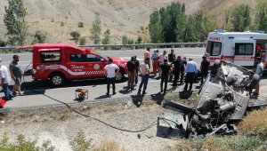 Otomobil menfez köprüsüne çarptı: 4 yaralı