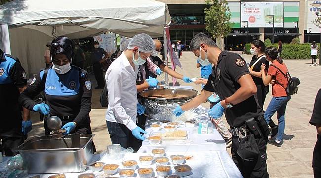 Polis vatandaşın ağzını tatlandırdı