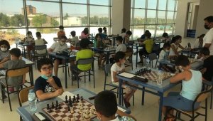 Satranç müsabakalarında dereceye giren çocuklara madalya verildi
