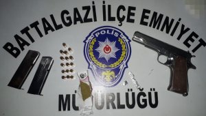 Şüpheli araçtan silah ve uyuşturucu çıktı