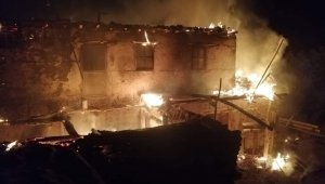 Yangında ev kullanılamaz hale geldi