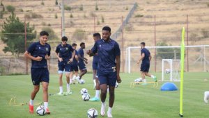 YMS, 12 futbolcuyu kadrosuna kattı