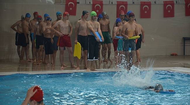 Yüzme bilmeyen çocuklara ve gençlere ücretsiz kurs