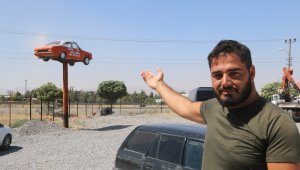 1983 model otomobil 5 metre yükseklikte direk üzerinde aksesuar oldu