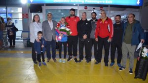 Avrupa Şampiyonu olan Aktaş çiçeklerle karşılandı