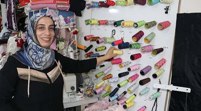 Dikiş nakış yaparak evine ve 3 çocuğuna bakıyor