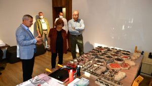 Eski Bakan Akşit, Yeşilyurt'taki tekstil müzesini inceledi