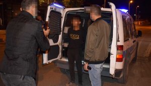 Gasp ettikleri araçla polisten kaçarken kaza yapan şüpheliler kıskıvrak yakalandı