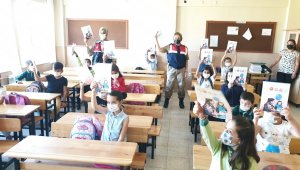 Jandarma tarafından çocuklara boyama kitabı