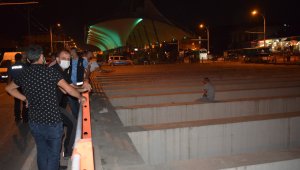 Malatya'da alt geçitteki intihar girişimini polis engelledi