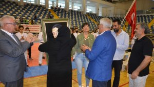 Şampiyonada şehit annesini duygulandıran resim