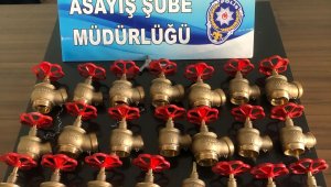 Vana çalan hırsızlar, çaldıklarıyla birlikte yakalandı