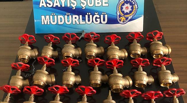 Vana çalan hırsızlar, çaldıklarıyla birlikte yakalandı