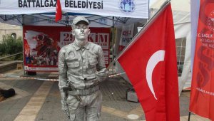 Asker selamı veren canlı heykel rekor denemesine başladı