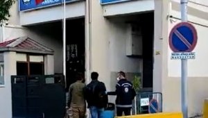 Kamyonet kasasında 14 düzensiz göçmen yakalandı