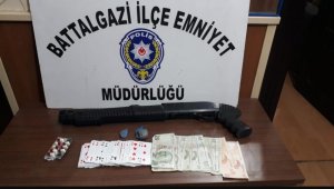Kumar baskınında silah ve uyuşturucu ele geçirildi