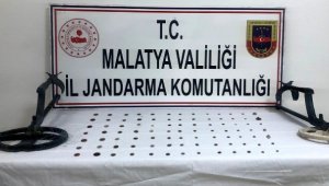 Tarihi gümüş ve bronz sikkeler ele geçirildi