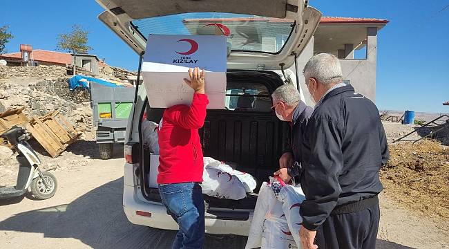 Yangında evi küle dönen aileye Kızılay şefkati
