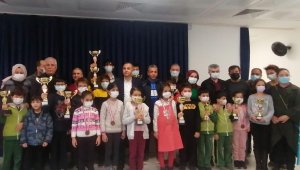 Çocuklar satranç turnuvasında ter döktü