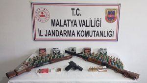Evde silahlar ele geçirildi