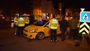 Hafif ticari aracın çarptığı ticari kaldırıma savruldu
