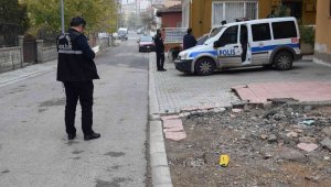 İki katlı ev kurşunların hedefi oldu