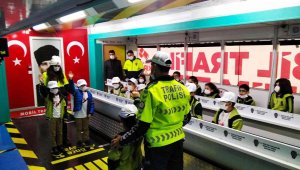 İlkokul öğrencilerine trafik eğitimi