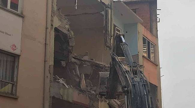 Malatya'da depremden zarar gören bir bina daha yıkıldı