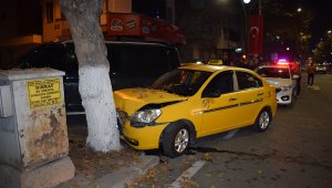 Minibüsün çarptığı ticari araç hurdaya döndü: 1 yaralı