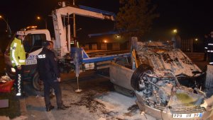 Motosikletin sıkıştırdığı araç takla attı: Anne ile kız yaralandı