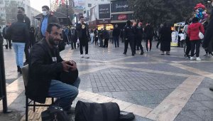 Tek kişilik sokak müzisyeni pandemide moral yükseltiyor