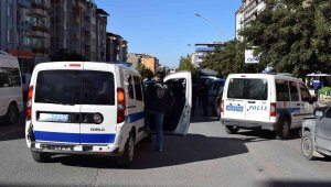 Ters kelepçeli adliyeye götürülürken polisin elinden kaçtı