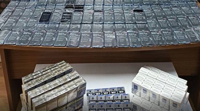 Tır'da kaçak telefon ve sigara ele geçirildi