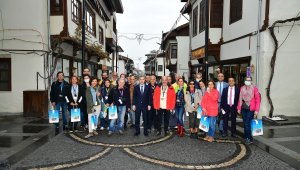 Tur rehberleri Yeşilyurt'ta Lezzet Caddesini gezdi
