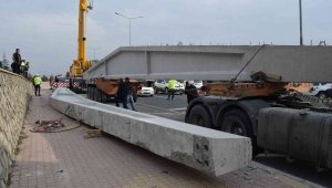 Yola düşen dev beton makas trafiği felç etti