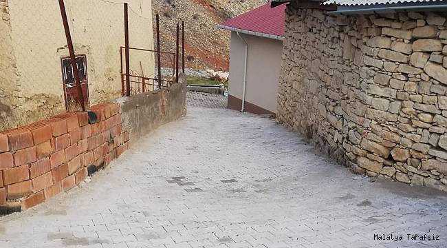 Arapgir'de kilit taş çalışmaları sürüyor
