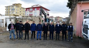 Başkan Çınar, metruk evin yıkımı ve yol açma çalışmalarını inceledi
