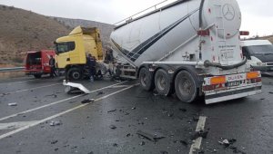 Çimento yüklü tır otomobille çarpıştı: 1 yaralı