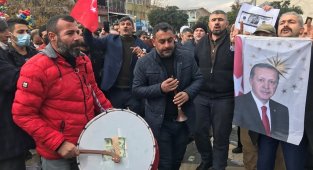 Dövizdeki düşüşe sevinen Malatyalılar, Şehir merkezinde halay çektiler, tatlı dağıttılar