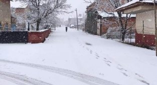 Kar, çiftçi ve çocukları sevindirdi