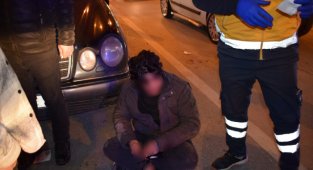 Kazada burnu kırılan motosikletli yolda bağdaş kurup ambulans bekledi
