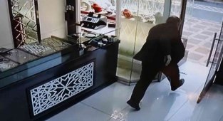 Kuyumcu soygunu kamerada