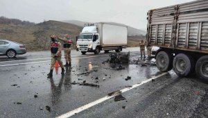 Malatya'da karşı şeride geçen tır 2 araca çarptı