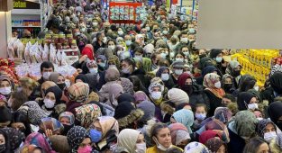 Malatya'da mağaza açılışında indirim izdihama neden oldu