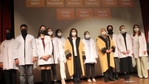Öğrenciler beyaz önlük giydi