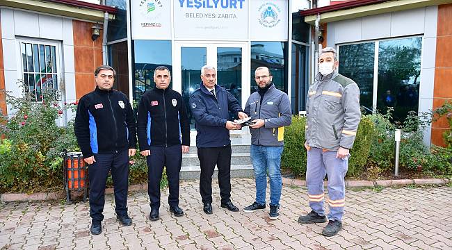 Temizlik görevlisi, yerde bulduğu cüzdanı sahibine teslim etti